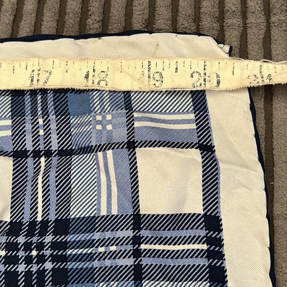 20.5 X 20.5 silk scarf - Picture 6 of 6